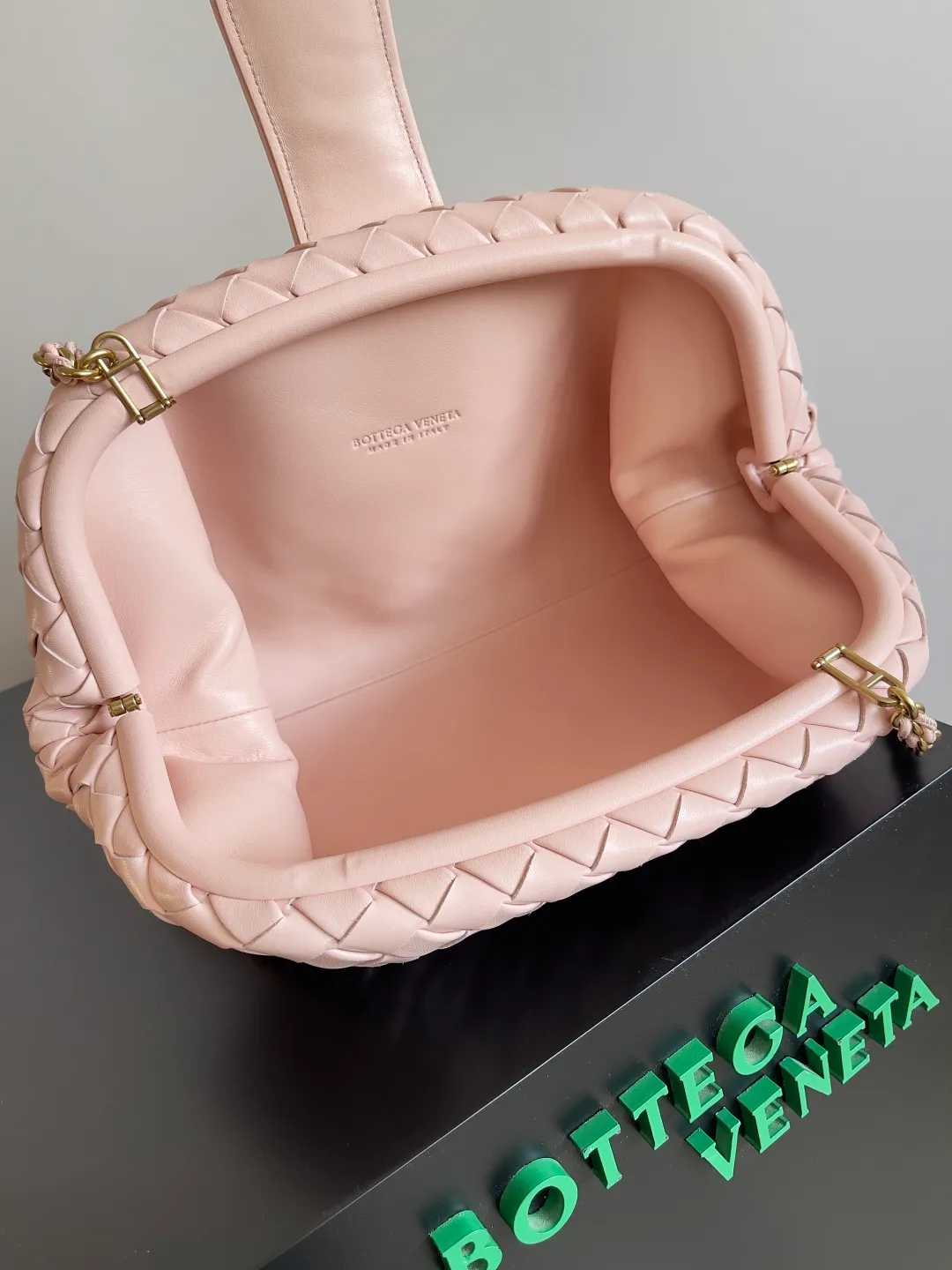 Batch 2260 BOTTEGA VENETA Lady's LAUREN CLUTCH Chain Clutch was inspired by 40 years ago. It is a perfect fusion of classic and modern bags. It is effortless and fashionable for any occasion and at any time. The newly added detachable metal chain allows people to have more ways to carry it. It is grand and elegant. Style No.: 785807 Size: 31.5*16.5*11cm